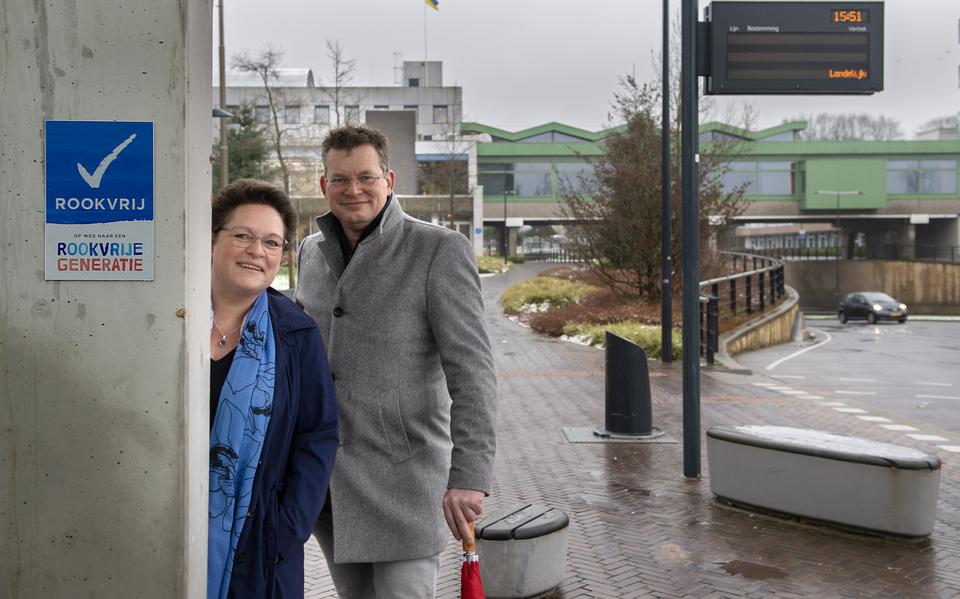 De Drentse gedeputeerde Nelleke Vedelaar en de Emmer wethouder Raymond Wanders in Emmen, bij de eerste rookvrije bushalte van Drenthe.
