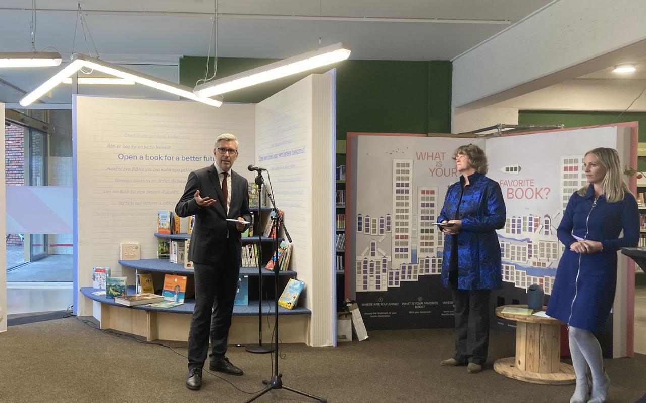 Marko Stucin presenteert namens Slovenië het Europe Readr-project  in de bibliotheek van Emmen. 