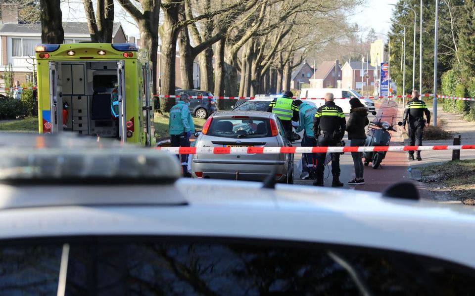 Twee gewonden bij aanrijding auto met scooter in Emmen.