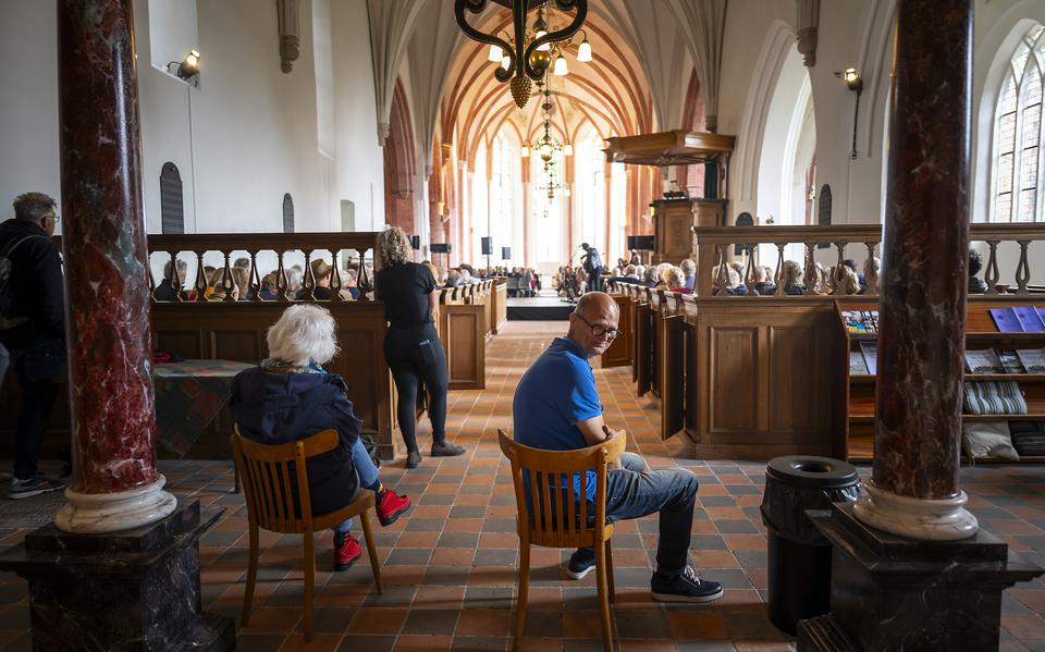 Dick Stoter is beheerder van de Petrus en Pauluskerk in Loppersum. ,,Het blijft een centraal punt in het dorp."