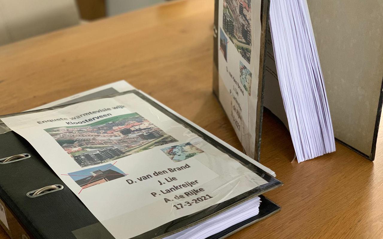 De ordners met e-mails die wethouder Karin Dekker overhandigd kreeg van Duurzaam Kloosterveen. De ordners met e-mails die wethouder Karin Dekker overhandigd kreeg van Duurzaam Kloosterveen.