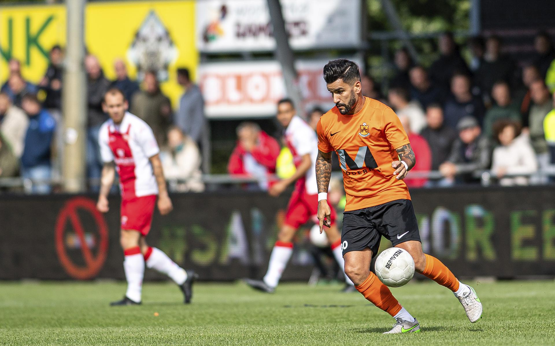 Roden’s Matthias Jones is knocked out of the cup with HHC Hardenberg Premiership player Heracles Almelo amateur.  “I thought: Are they cheering for me now?”