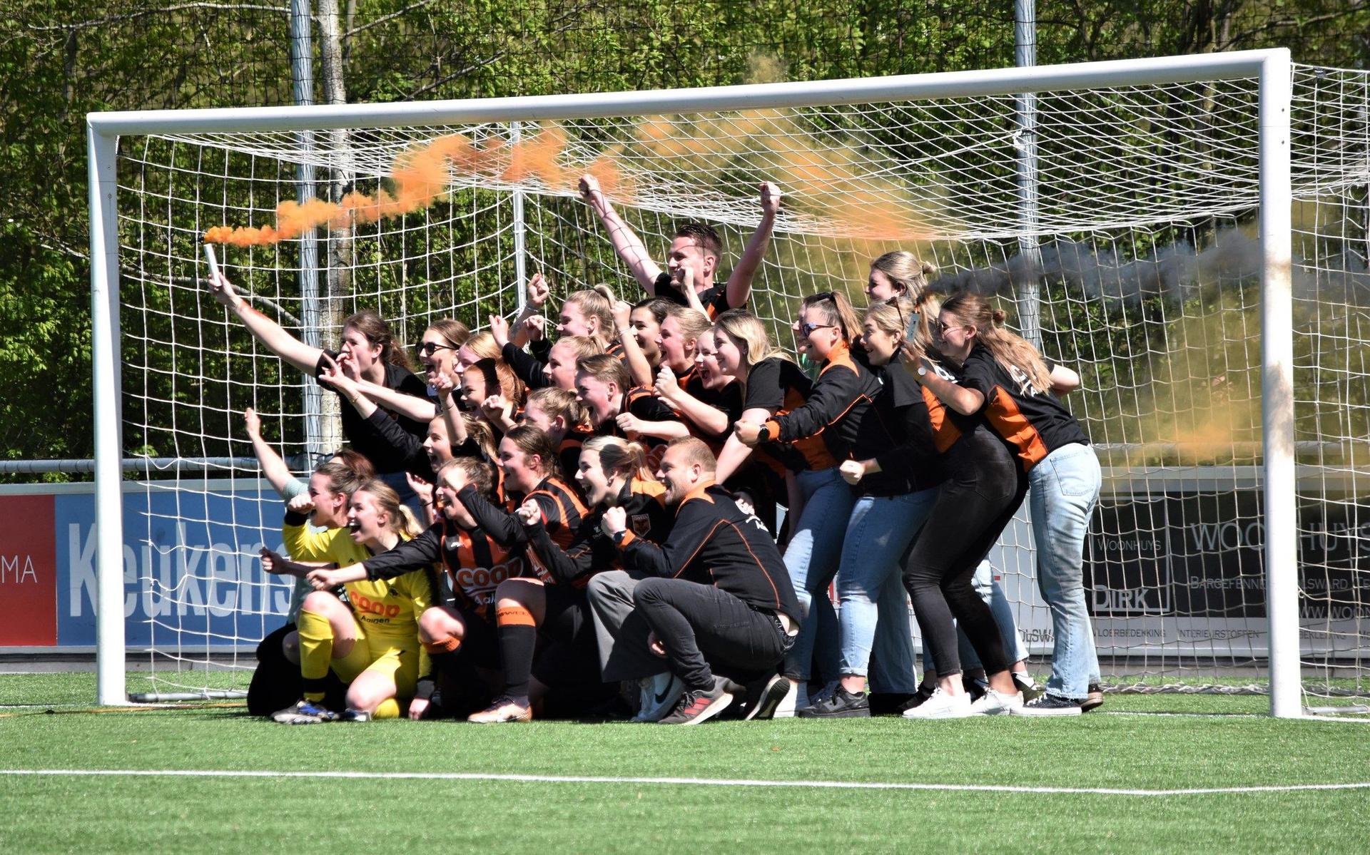 Dolle vreugde bij de voetbalvrouwen van Sweel nadat zaterdagmiddag in Bolsward de halve finale van het noordelijk districtsbekertoernooi werd bereikt.