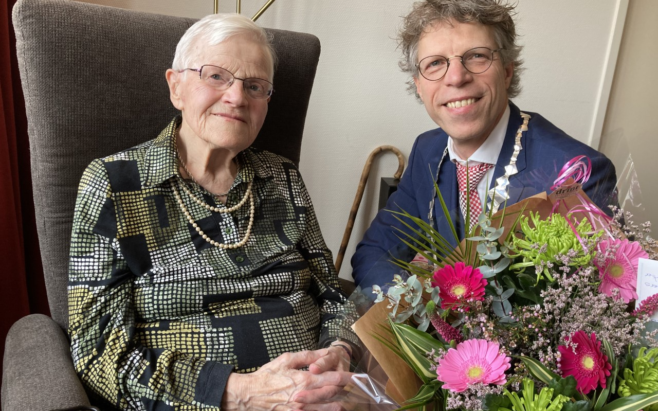 Daags voor haar 100ste verjaardag kreeg Jantje Renkema-Faber zaterdag bloemen van burgemeester Ard van der Tuuk.
