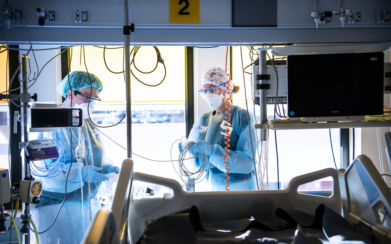 Verpleegkundigen maken apparatuur schoon rond een bed afdeling ICV3, de tweede ic met coronapatiënten in het UMCG. 