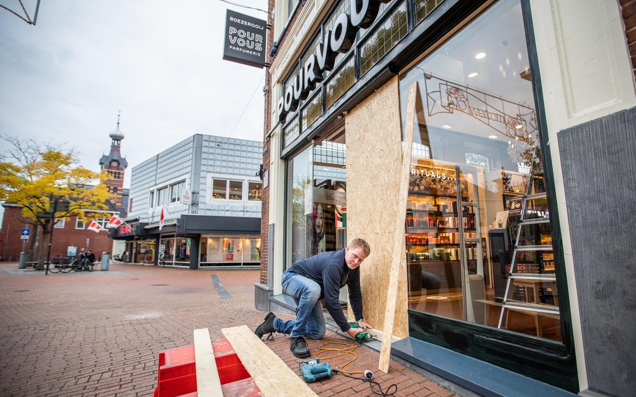 Harm Boezerooij bij zijn winkel waar in de nacht van zondag op maandag voor de zesde keer in een jaar tijd werd ingebroken. Harm Boezerooij bij zijn winkel waar in de nacht van zondag op maandag voor de zesde keer in een jaar tijd werd ingebroken.