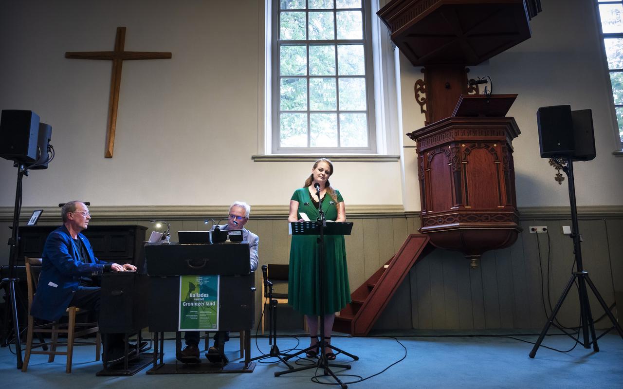 Sybolt (links) en Euwe de Jong brachten, achter hun kofferharmoniums, samen met sopraan Judith Pranger Ballades van het Groninger land in de Pelstergasthuiskerk in Groningen. Sybolt (links) en Euwe de Jong brachten, achter hun kofferharmoniums, samen met sopraan Judith Pranger Ballades van het Groninger land in de Pelstergasthuiskerk in Groningen.