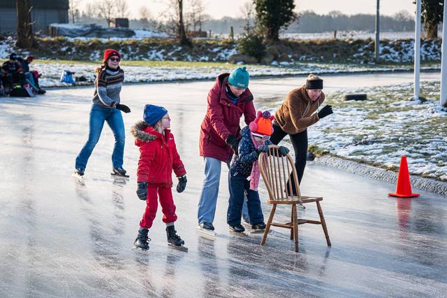 Schaatsen op natuurijs. IJsbanen in Nieuw-Buinen en Noordlaren zijn open