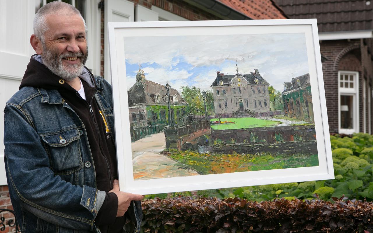 Kunstenaar Azat Malik toont een van zijn kunstwerken. Kunstenaar Azat Malik toont een van zijn kunstwerken.