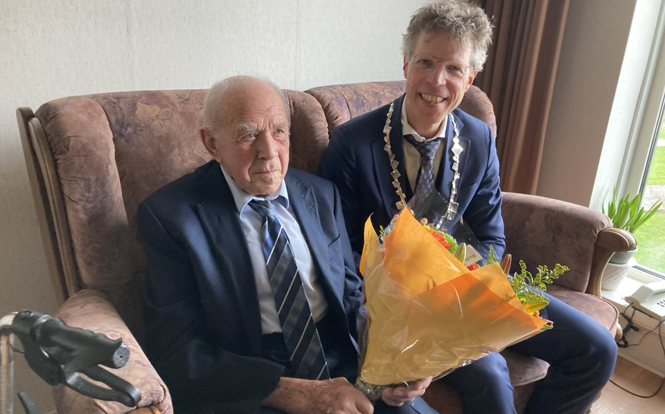 Burgemeester Ard van der Tuuk op de bank bij de 100-jarige Tiemen Muller die op zijn praatstoel zat. Foto: Koos Bijlsma
