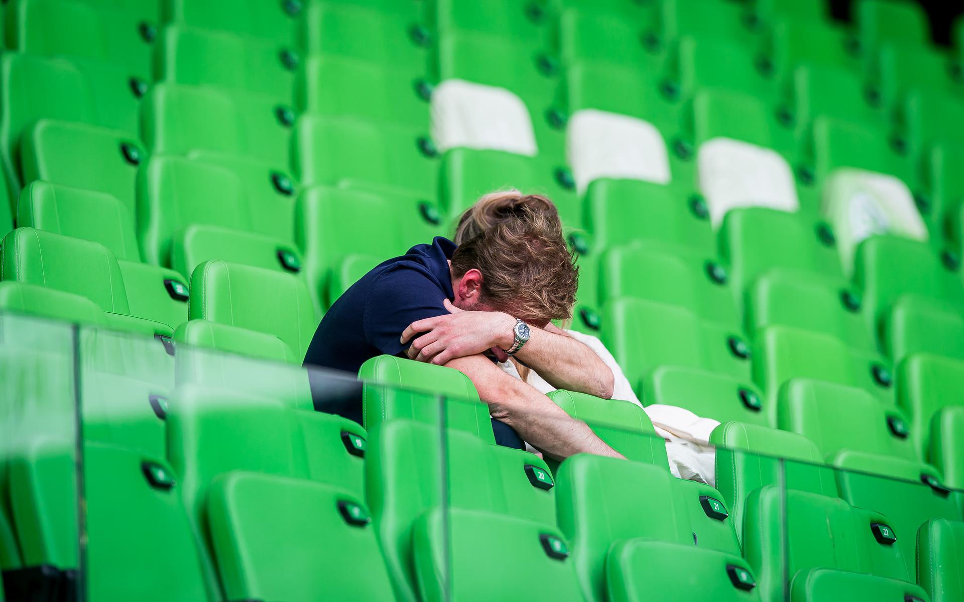 Supporters, jong en oud, blijven verbijsterd en verdrietig achter in Euroborg nadat er opnieuw een wedstrijd is gestaakt.