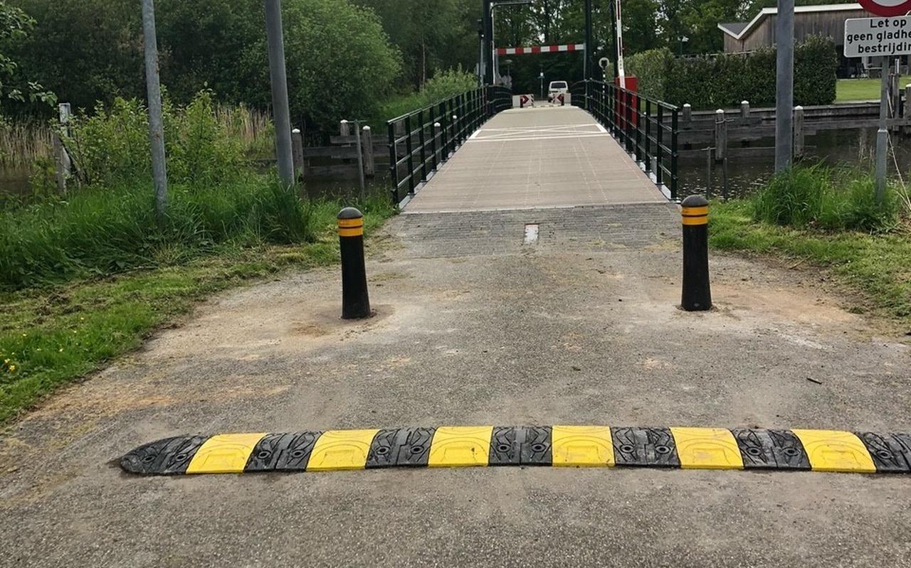De Meerwegbrug in Kropswolde met de gewraakte reflectiepaaltjes die de doorrijbreedte tot twee meter beperken. De Meerwegbrug in Kropswolde met de gewraakte reflectiepaaltjes die de doorrijbreedte tot twee meter beperken.