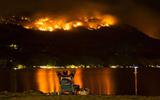 Een man kijkt naar de bosbranden in de westelijke provincie British Columbia in Canada. 