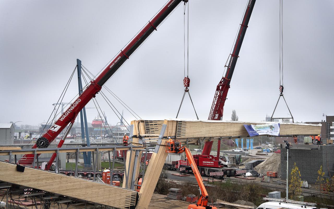 In maart is het project naar verwachting echt af, maar de brug die het stadscentrum met de zee moet verbinden is zaterdag geplaatst. Een 34 meter lang brugdeel werd 's ochtends door twee grote kranen op zijn plek getakeld. In maart is het project naar verwachting echt af, maar de brug die het stadscentrum met de zee moet verbinden is zaterdag geplaatst. Een 34 meter lang brugdeel werd 's ochtends door twee grote kranen op zijn plek getakeld.