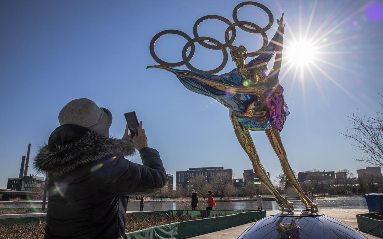 Een kunstwerk in Shougang waarmee aandacht wordt gevraagd voor de Olympische Winterspelen. Een kunstwerk in Shougang waarmee aandacht wordt gevraagd voor de Olympische Winterspelen.