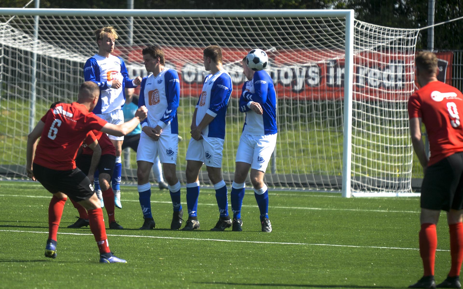 Fahim Bellghroub krult de bal langs de muur: 1-1.