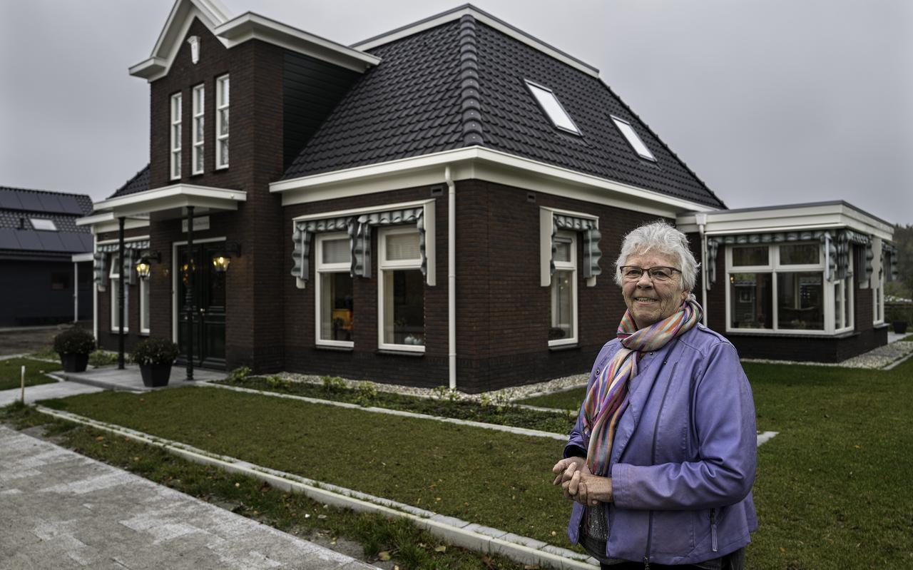 Tineke van Weerden voor haar gloednieuwe herenhuis in 't Zandt. Tineke van Weerden voor haar gloednieuwe herenhuis in 't Zandt.