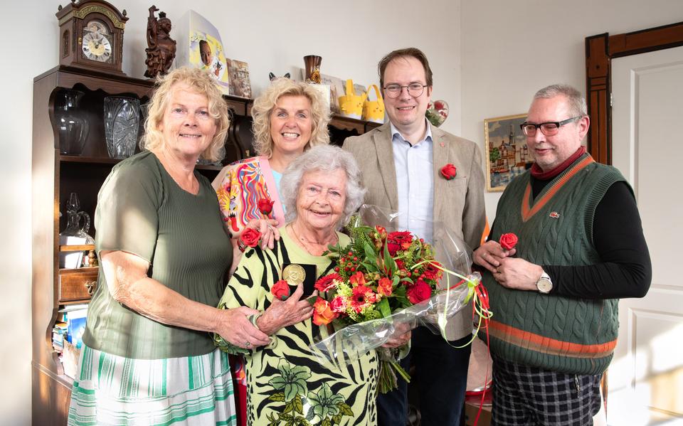 Grietje Schipper, Egbert Hofstra, Heidi Koorn, mevrouw Drijver en haar zoon. 