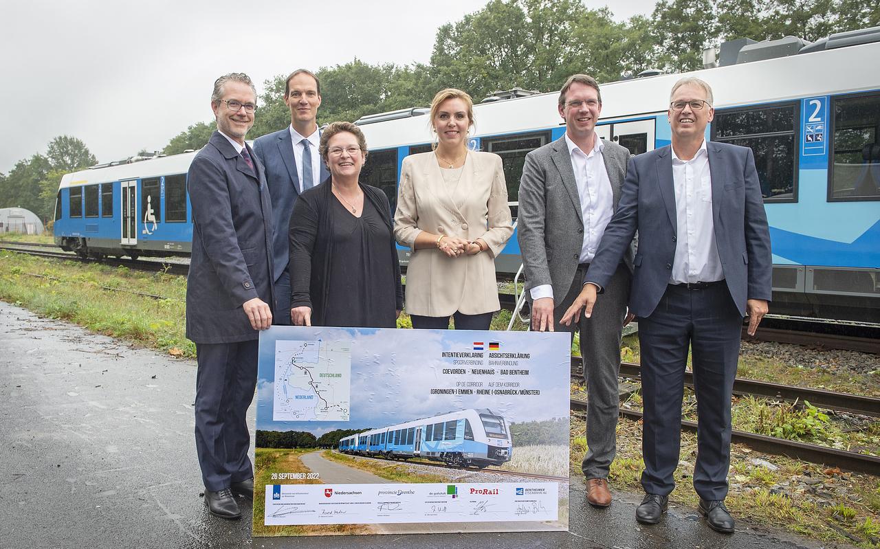 In september bezoekt staatssecretaris Heijnen de plannenmakers voor de Nedersaksenlijn. Midden: staatssecretaris Vivianne Heijnen. Links van haar gedeputeerde Nelleke Vedelaar. Rechts Joachim Berends van Bentheimer Eisenbahn AG. In september bezoekt staatssecretaris Heijnen de plannenmakers voor de Nedersaksenlijn. Midden: staatssecretaris Vivianne Heijnen. Links van haar gedeputeerde Nelleke Vedelaar. Rechts Joachim Berends van Bentheimer Eisenbahn AG.