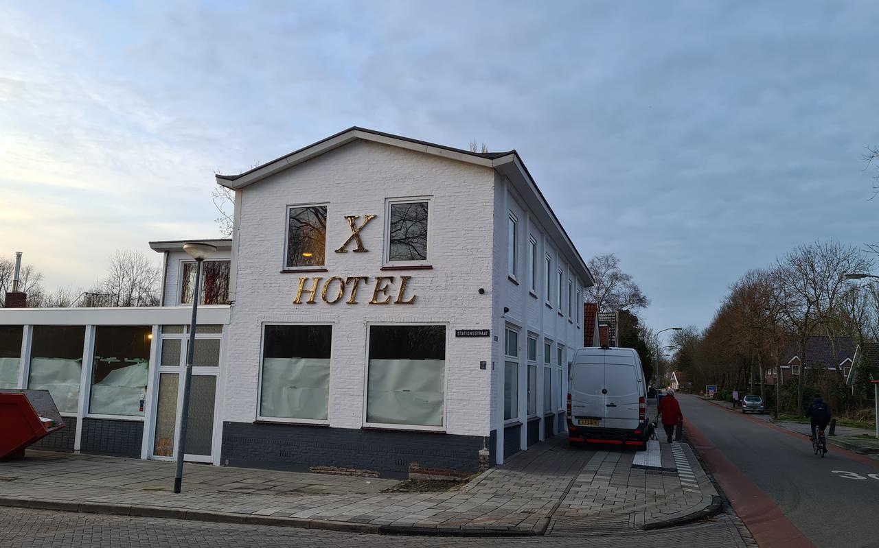 Hotel Leeuwerik in Bad Nieuweschans met de naam 'X Hotel' op de gevel. Hotel Leeuwerik in Bad Nieuweschans met de naam 'X Hotel' op de gevel.
