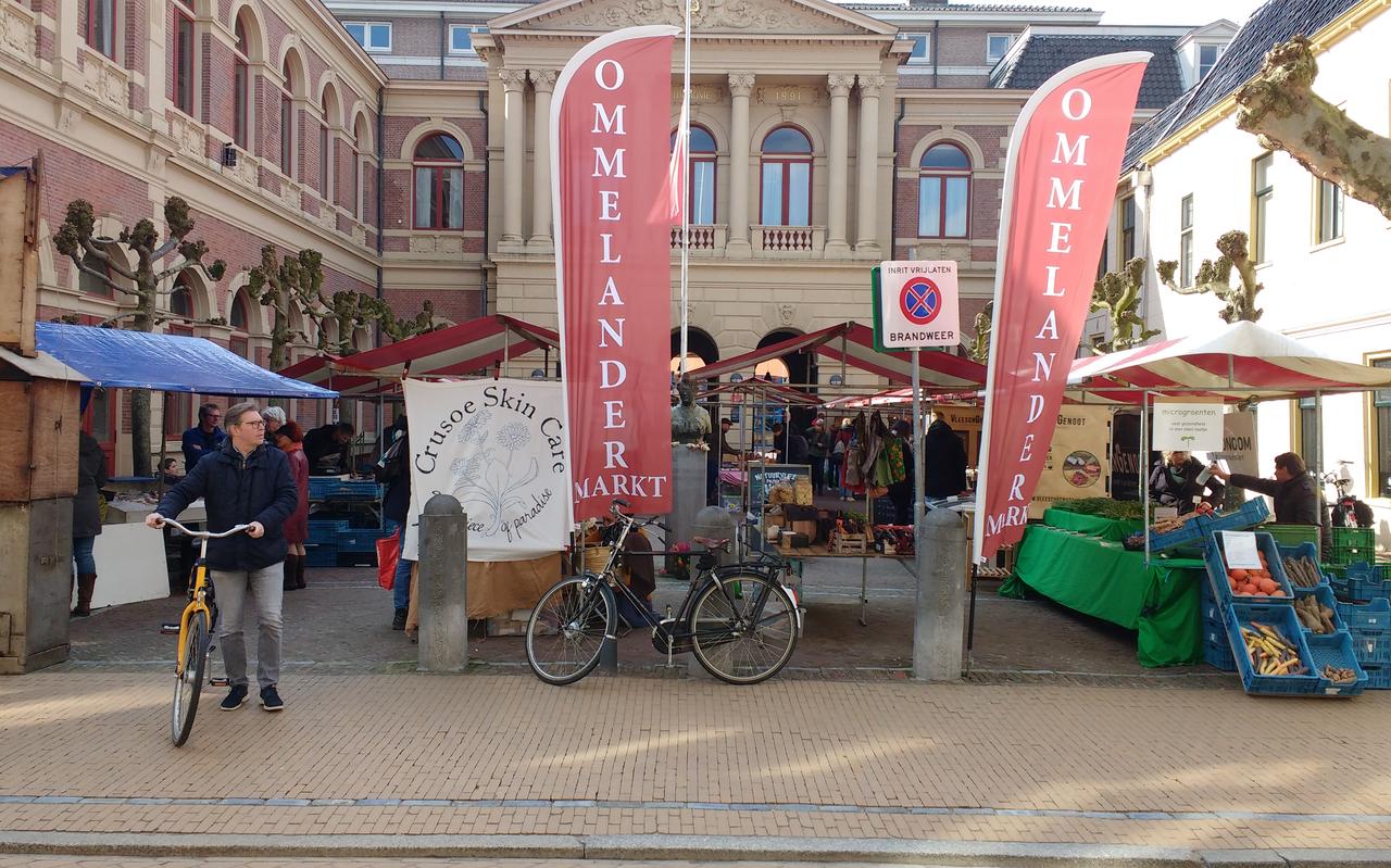 De Ommelandermarkt staat sinds 2015 op het plein voor het Harmoniecomplex. De foto is vóór het ingaan van de coronamaatregelen gemaakt. De Ommelandermarkt staat sinds 2015 op het plein voor het Harmoniecomplex. De foto is vóór het ingaan van de coronamaatregelen gemaakt.