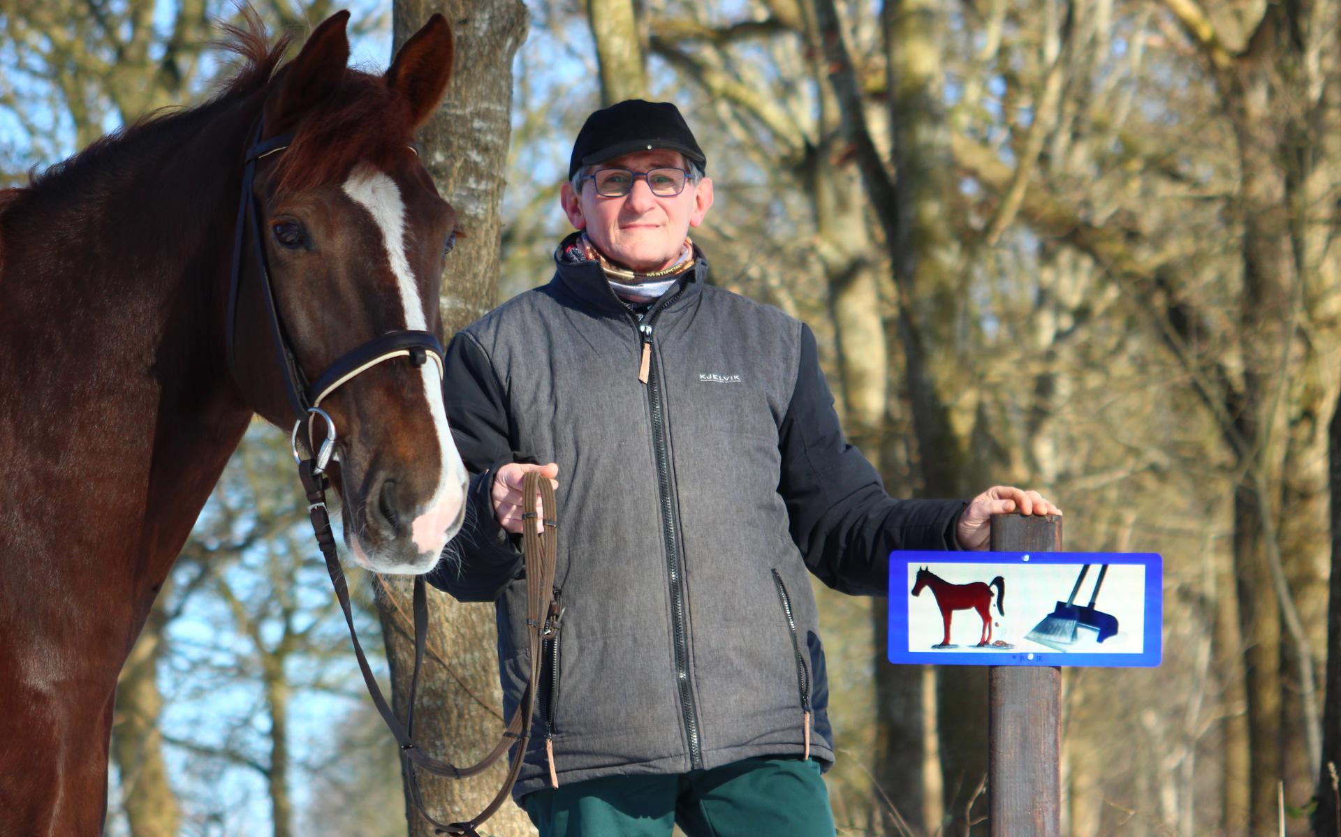 Jan Veenstra is klaar met paardenmest op weg in Wateren en Zorgvlied (borden sporen ruiters vriendel