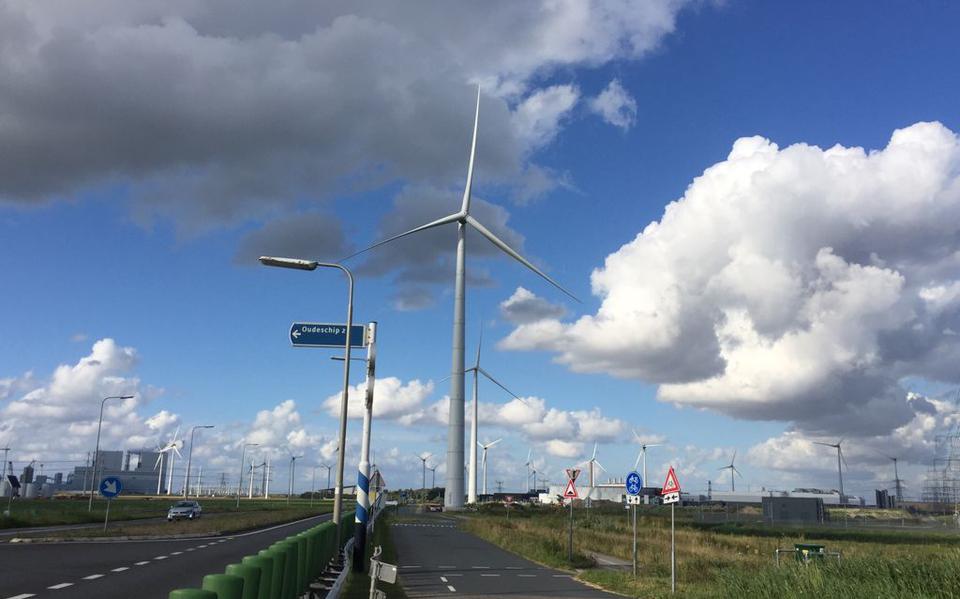 Twee gloednieuwe windmolens in de Eemshavens.