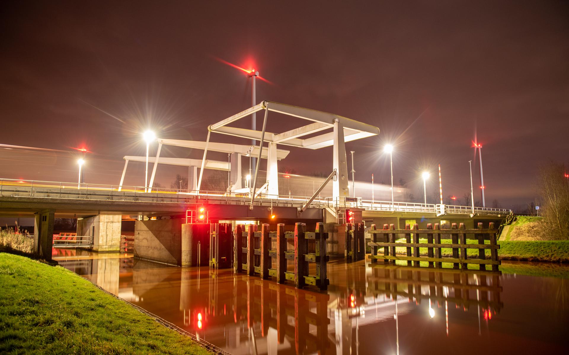 De brug bij knooppunt Zuidbroek kampt maandagavond met een storing.