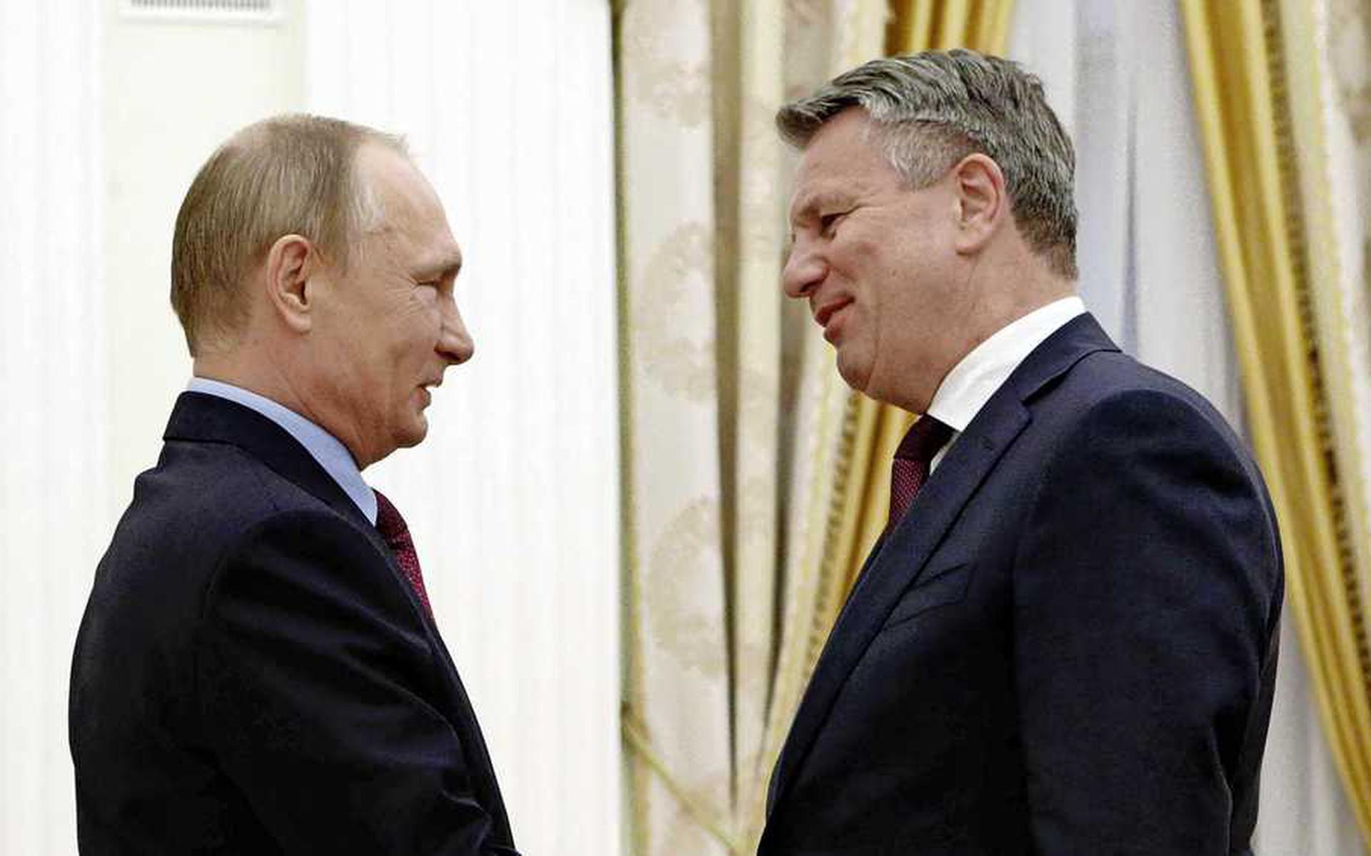 President Poetin in 2017 in overleg met Shell-topman Ben van Beurden.