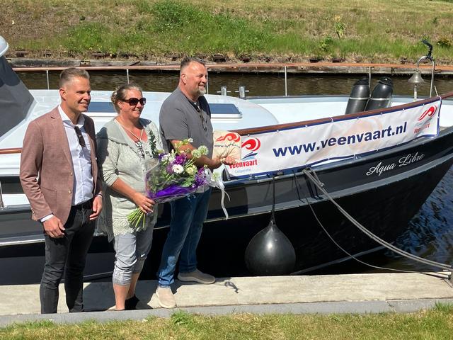 Henry (55) en Angelique (50) uit het Duitse Haren genieten van de Veenvaart. ‘Ideaal om tussendoor b