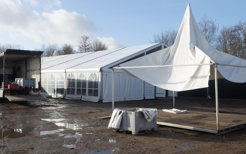 Begin februari werden de tenten voor nachtopvang van asielzoekers opgebouwd in 2e Exloërmond. 