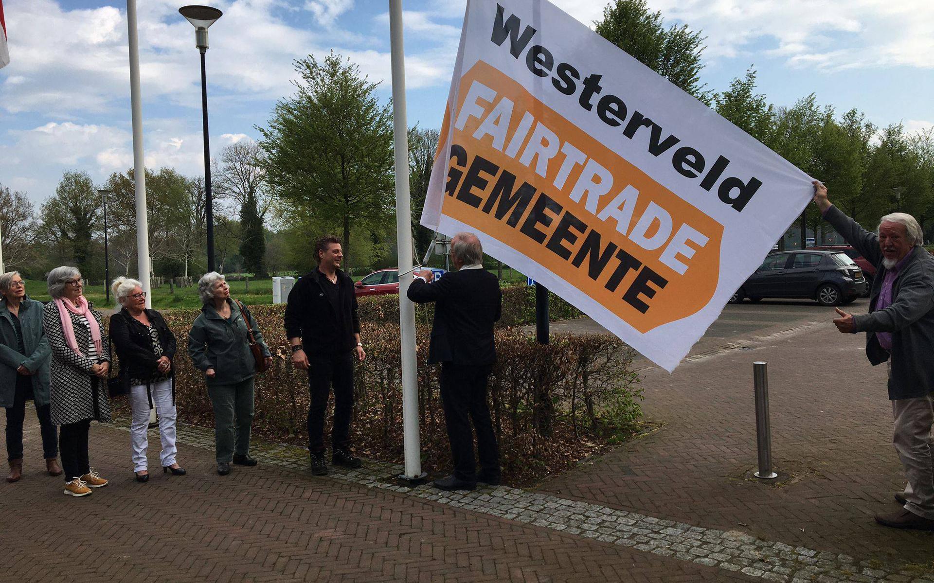 De Fairtradevlag ging de lucht weer in bij het gemeentehuis in Diever.