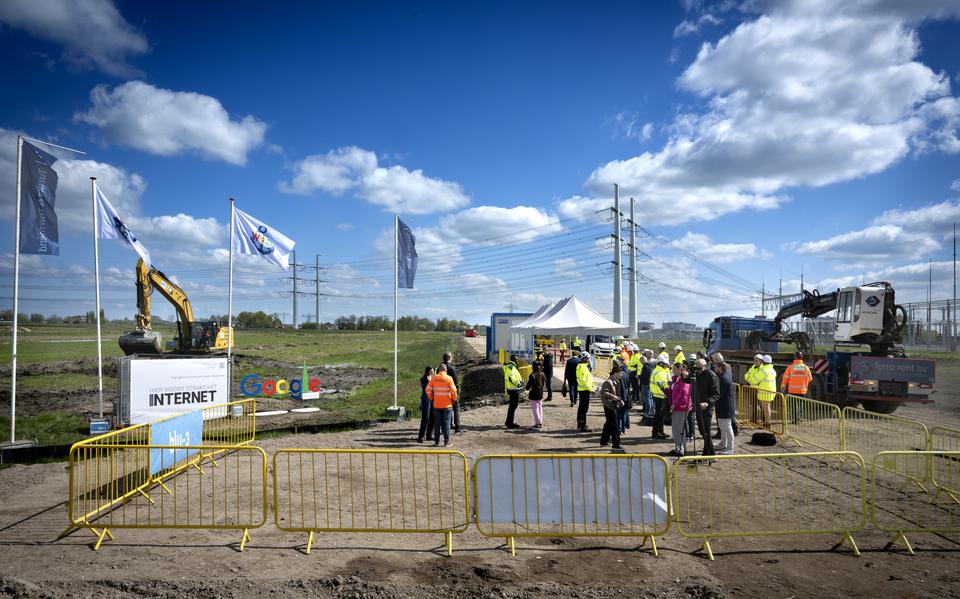 Een oploopje op bedrijventerrein Westpoort, waar Google is begonnen met de bouw van een datacenter. Het project kost 600 miljoen euro. Medio volgend jaar moet het klaar zijn.      