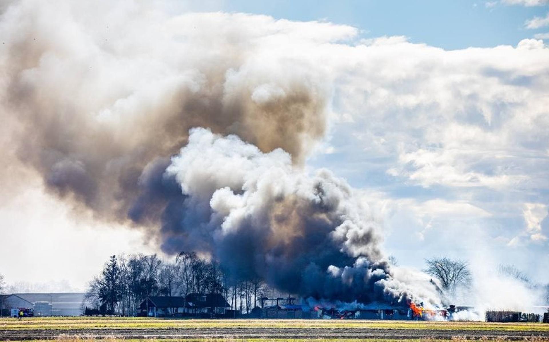 Forse rookontwikkeling bij grote brand in loods in Kiel-Windeweer, brandweer zet drie blusvoertuigen