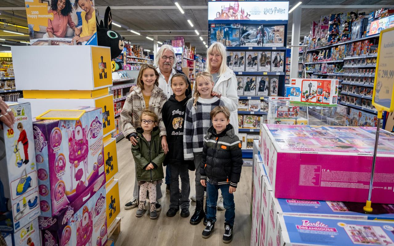 Rob en Emmy Gerharts uit Baflo en hun kleinkinderen (vlnr) Lise, Aimée, Valerie, Kai en Talisa (voor) genieten in ToyChamp.