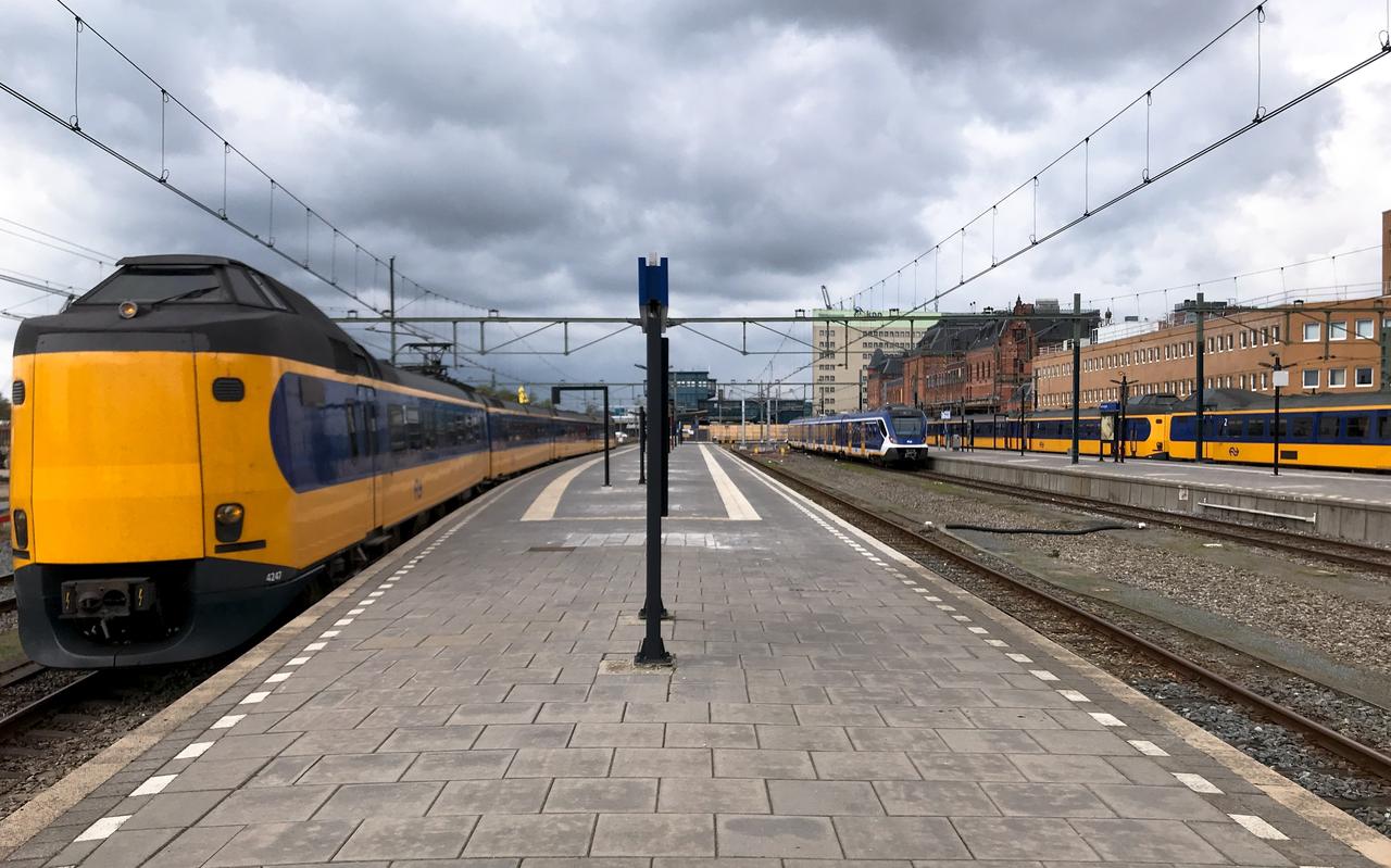 Treinen rijden sinds maandag een nóg kaler Hoofdstation binnen dan het al een jaar was door de ombouw. Treinen rijden sinds maandag een nóg kaler Hoofdstation binnen dan het al een jaar was door de ombouw.