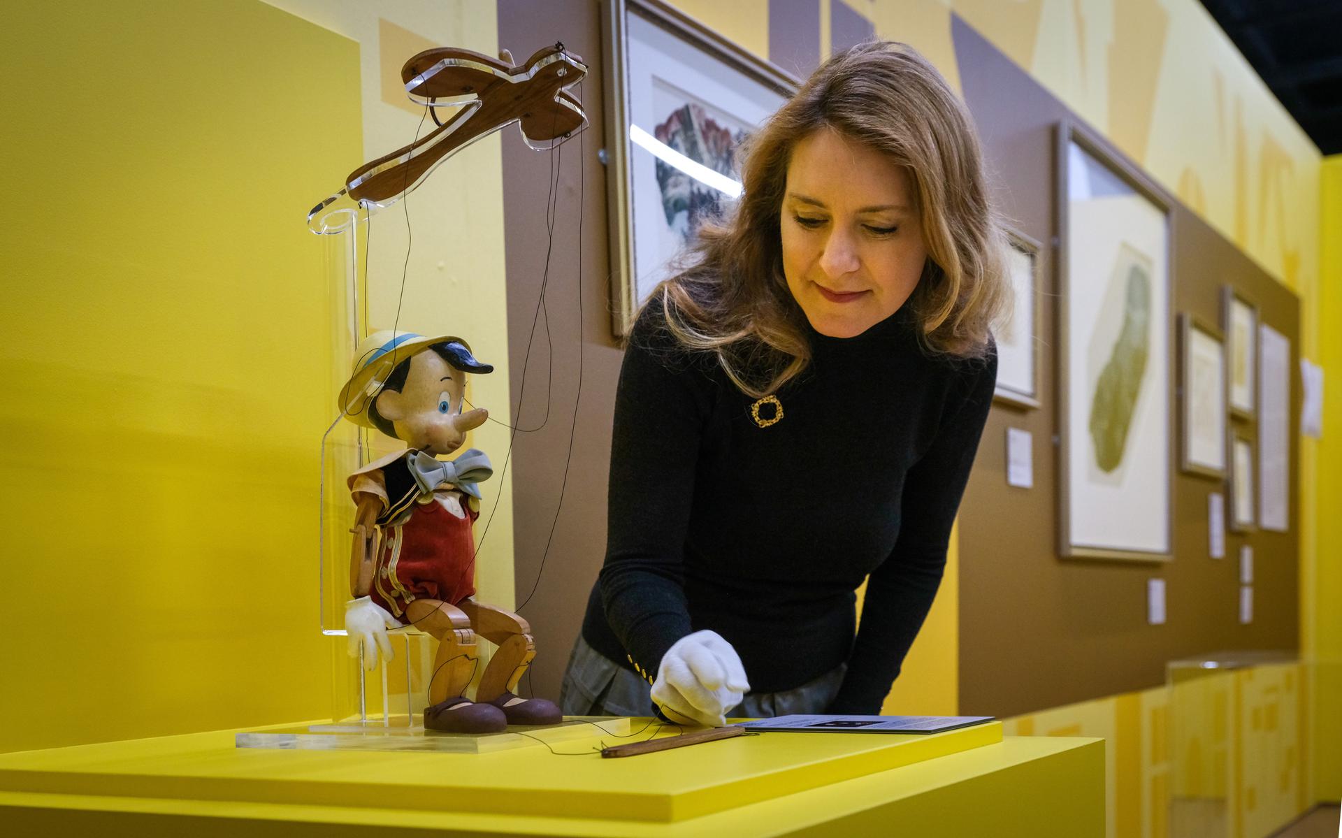 Conservator Kristen McCormick legt de laatste hand aan de Disney-tentoonstelling in Forum Groningen. 