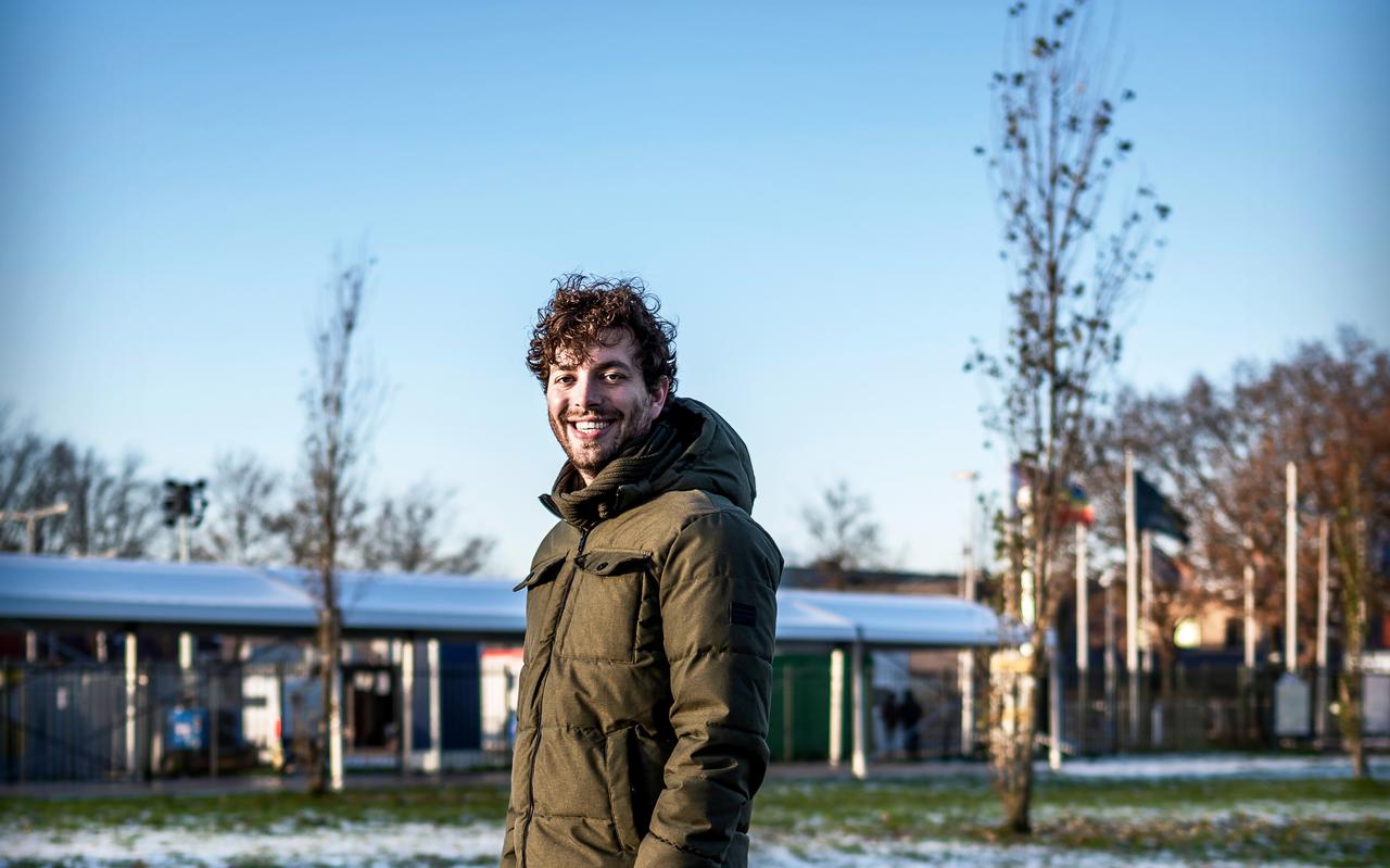 Yljo van Donselaar voor het aanmeldcentrum in Ter Apel. Afgelopen jaar was dit het epicentrum van de vluchtelingencrisis. Van Donselaar kon niet blijven stilzitten en besloot te helpen. 