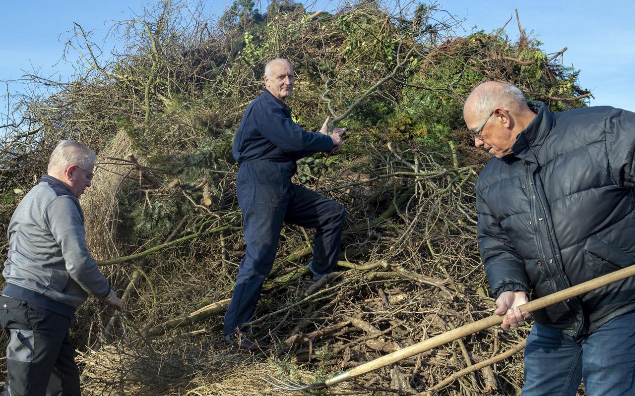 Henk Potze (midden) bouwt met dorpsgenoten Harm Stoker (links) en Henk Schlimback de bult verder op. Henk Potze (midden) bouwt met dorpsgenoten Harm Stoker (links) en Henk Schlimback de bult verder op.