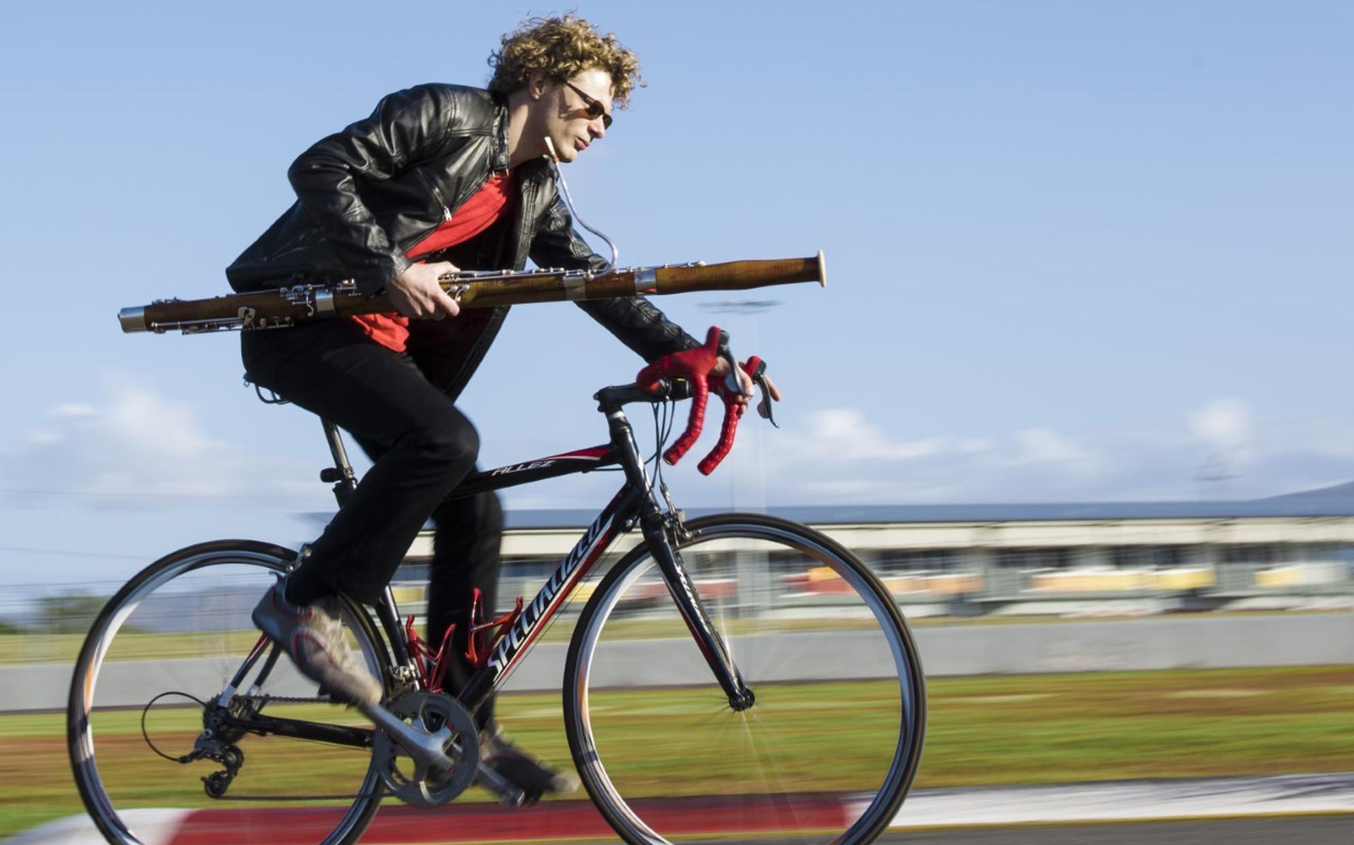 Bram van Sambeek speelt in Abdijkerk van Aduard.