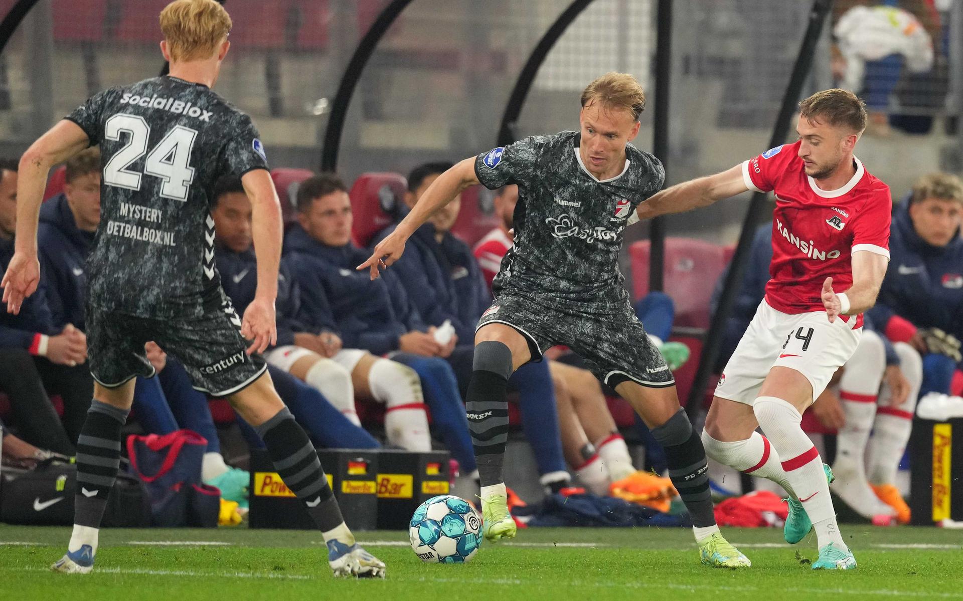 Mark Diemers (midden) in duel met Djordje Mihailovic van AZ. Julius Dirksen (links) kijkt toe.
