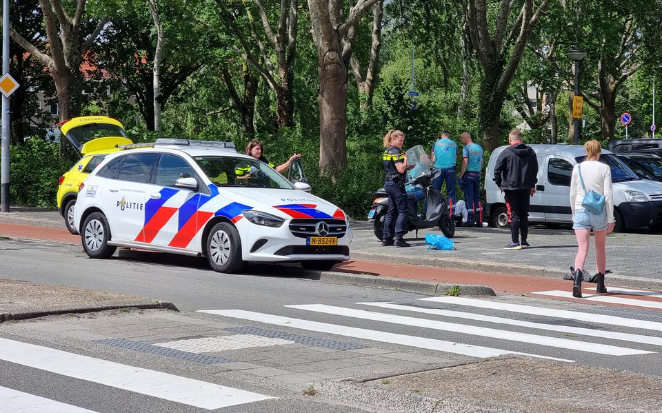 Voetganger raakt gewond na botsing met scooterrijder op Korreweg in Groningen.