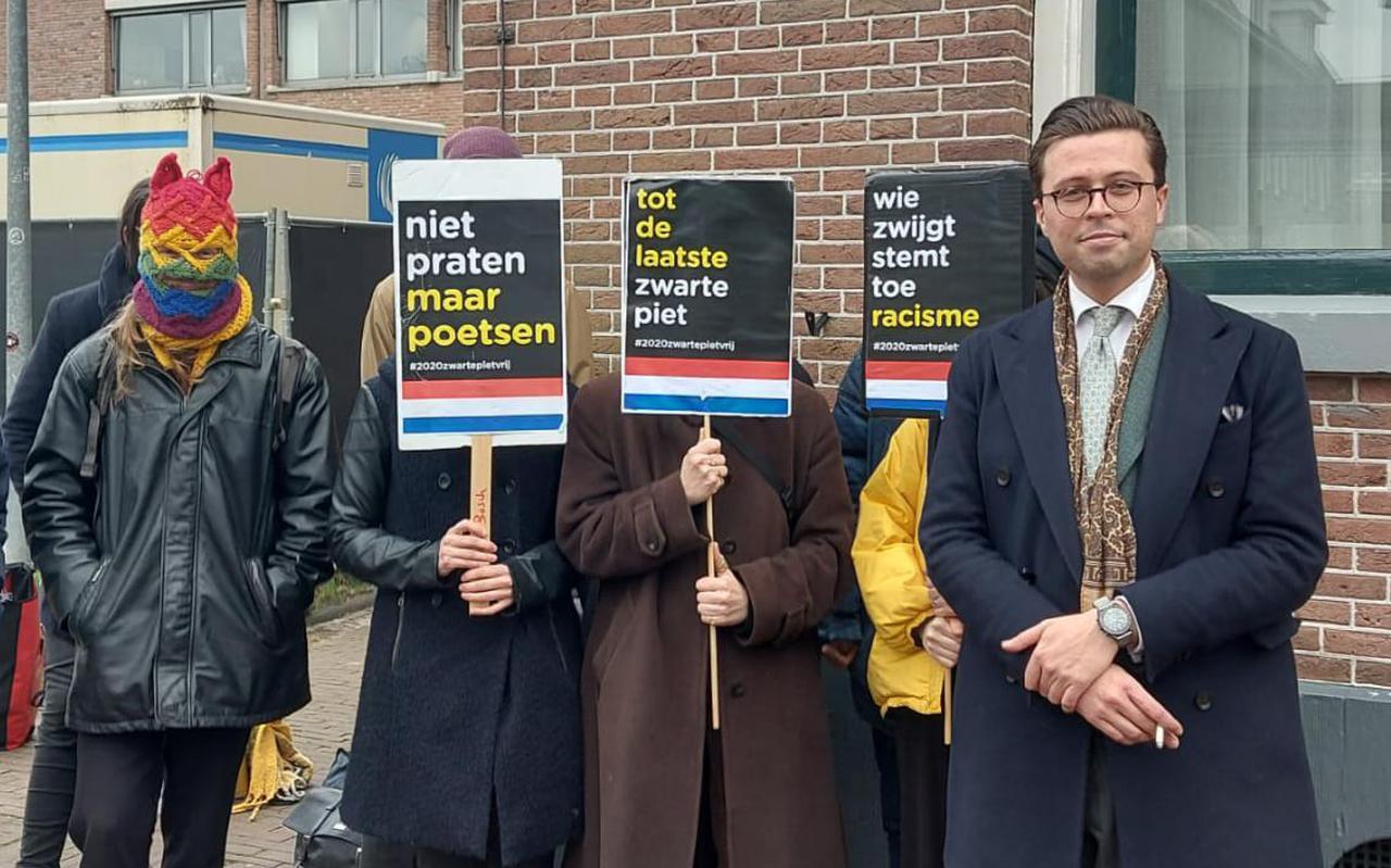 Actievoerders van Extinction Rebellion met hun advocaat Diederick van Rinsum na de zitting voor de rechtbank in Assen.