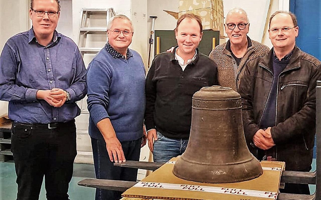 Het bestuur van (BKEO) met links Bert Smit, bij de middeleeuwse klok die mu in depot ligt bij het Groninger Museum.
Het bestuur van (BKEO) met links Bert Smit, bij de middeleeuwse klok die mu in depot ligt bij het Groninger Museum.