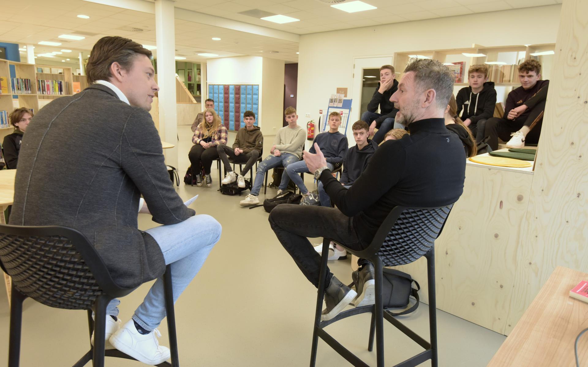Docent Matijs Lips (links) in gesprek met Kluun. 