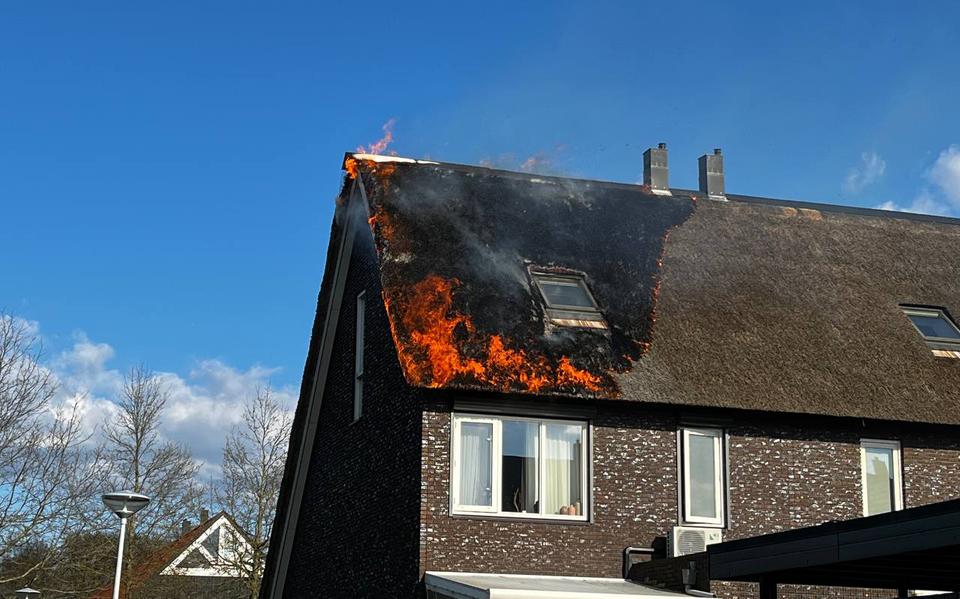 Het rietgedekte dak van de woning in de Antaris staat in brand.