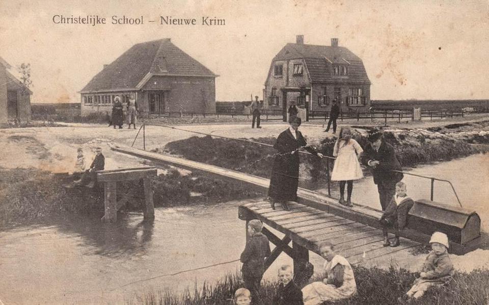 Dalerpeel kende vele bruggetjes met maar aan een kant een leuning, enkel bedoeld om overheen te lopen. Naar de school op de achtergrond bijvoorbeeld.