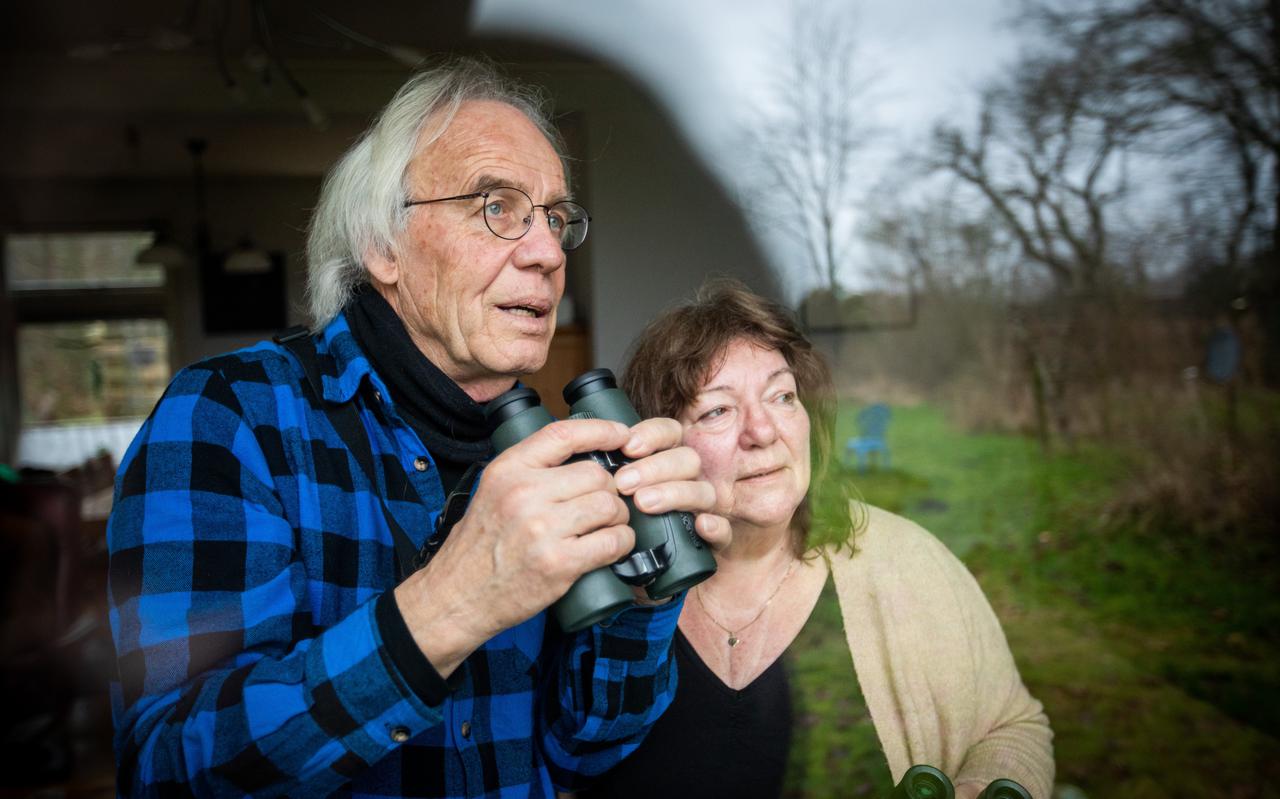 Oud-boswachter Nico de Vries en zijn vrouw Ans gaan helemaal op in de nationale tuinvogeltelling in hun tuin in Sellingen.