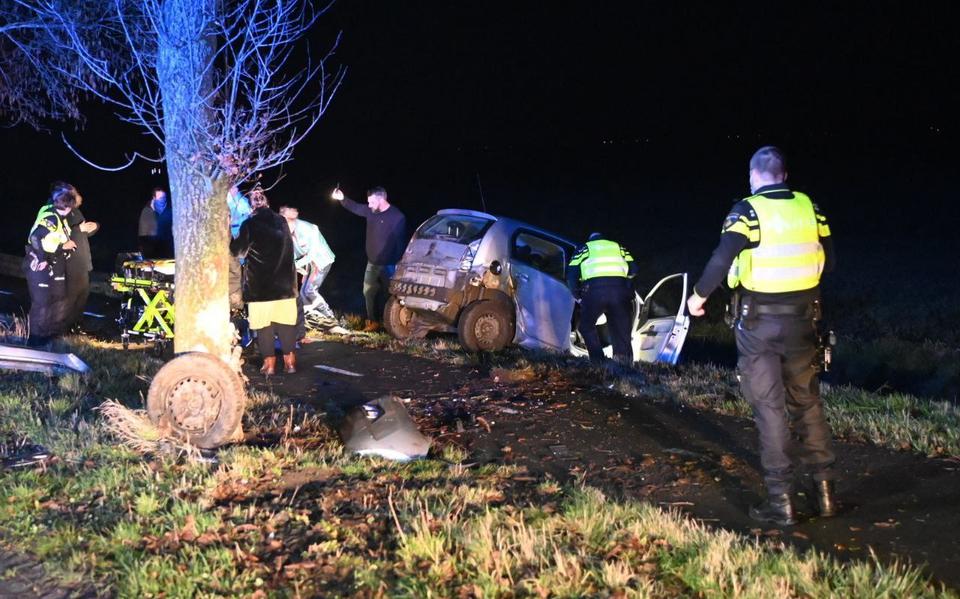 Ernstig ongeluk in Wagenborgen: auto knalt tegen boom. Ernstig ongeluk in Wagenborgen: auto knalt tegen boom.