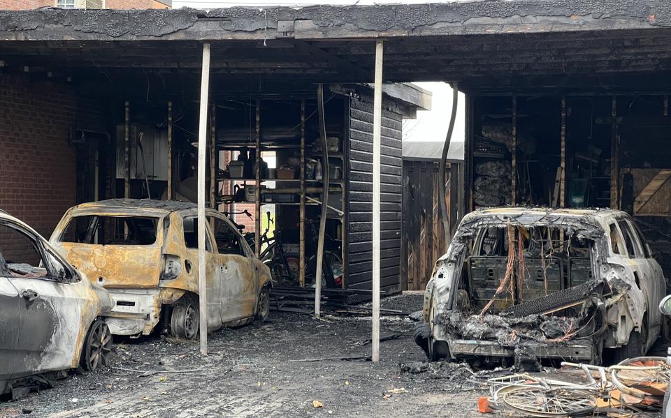 De schade is groot, op beelden lijkt te zien hoe de brand werd veroorzaakt.